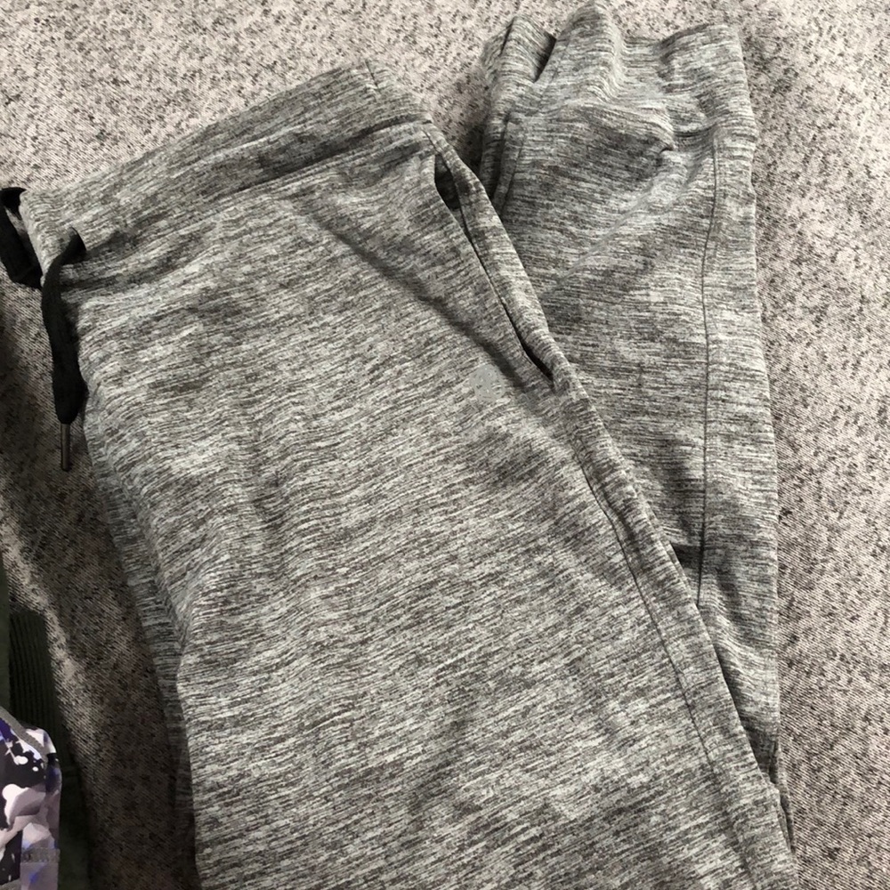Born primitive women’s medium gray joggers